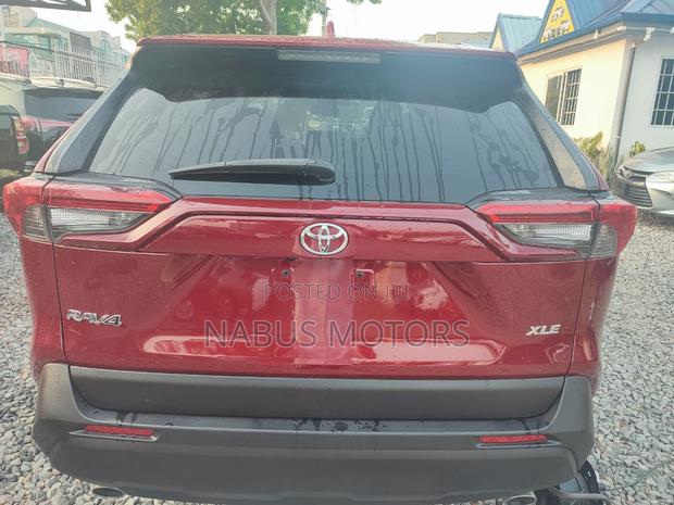 Toyota RAV4 XLE 2021 Brown