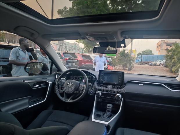 Toyota RAV4 XLE 2021 Brown