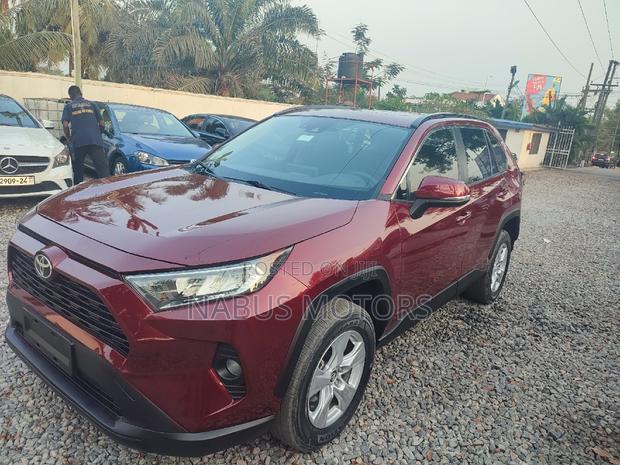 Toyota RAV4 XLE 2021 Brown