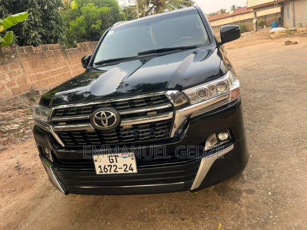 Land Cruiser V8 for Rent - 7 Seater · Photo 2