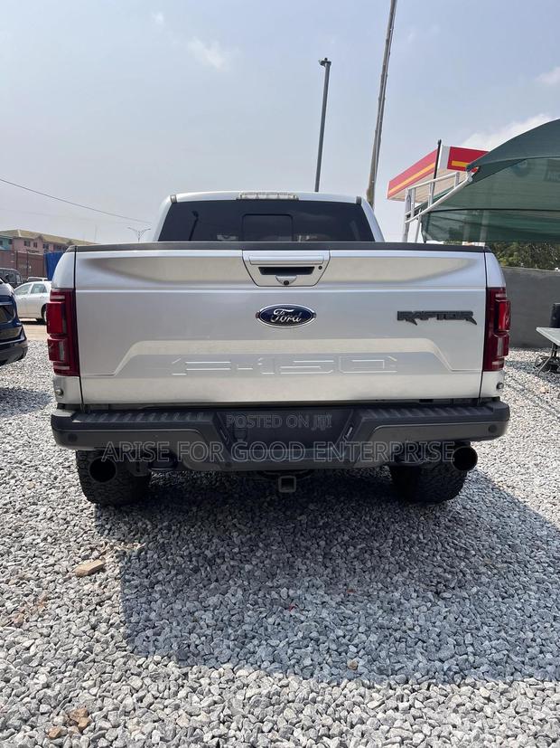 Ford F-150 Lariat 4x4 SuperCrew Cab Styleside 5.5 ft. box 145 in. WB photo 4