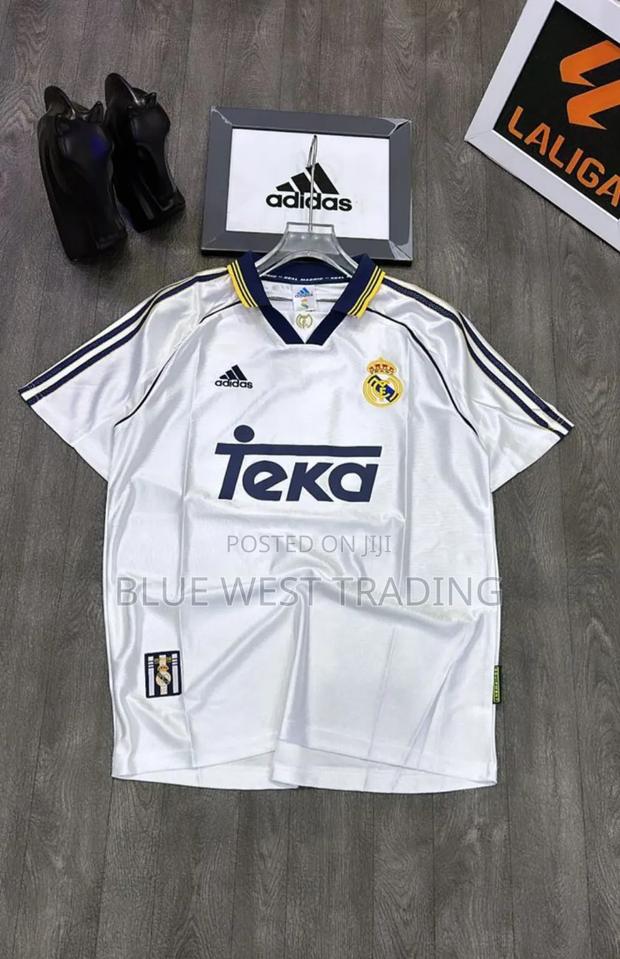 Real Madrid Retro JERSEY · Photo 4