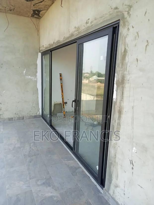 SLIDING DOOR. 4 Bay · Photo 3