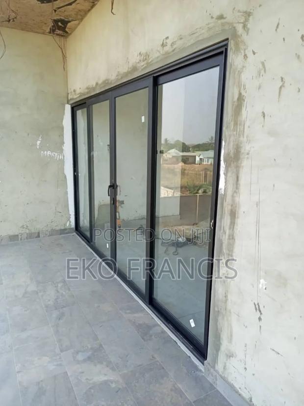 SLIDING DOOR. 4 Bay · Photo 4