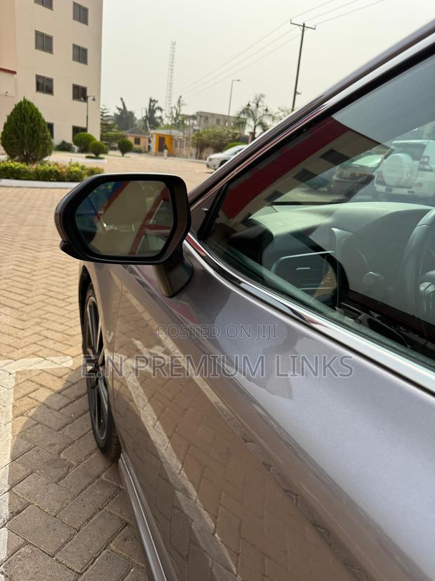 Toyota Camry SE 2021 Gray photo 5