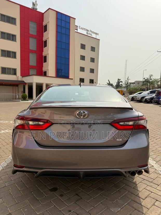 Toyota Camry SE 2021 Gray photo 10