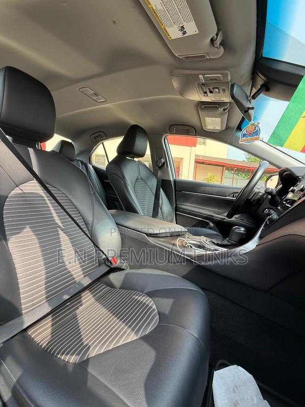 Toyota Camry SE 2021 Gray photo 6