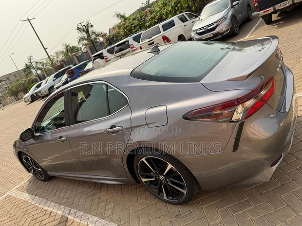 Toyota Camry SE 2021 Gray photo 12