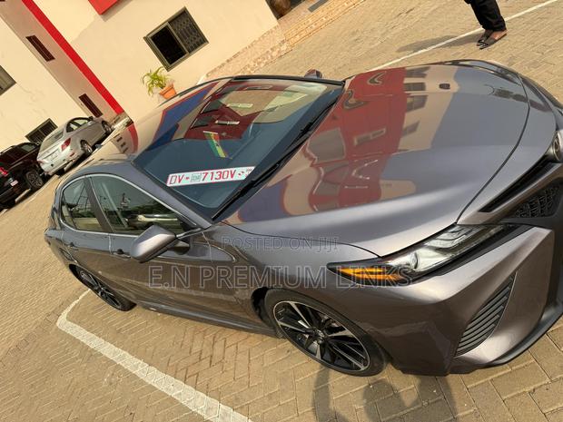 Toyota Camry SE 2021 Gray photo 2