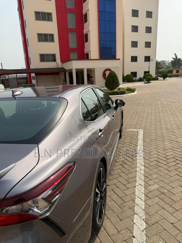 Toyota Camry SE 2021 Gray photo 11