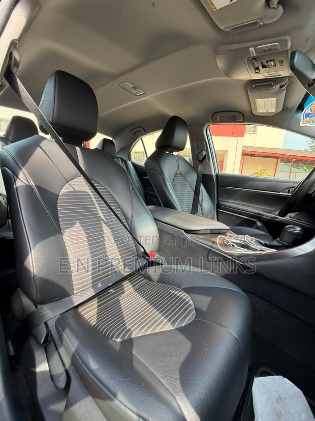 Toyota Camry SE 2021 Gray photo 7