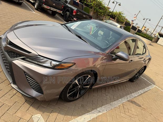 Toyota Camry SE 2021 Gray photo 4