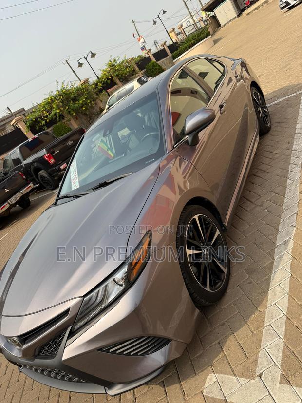Toyota Camry SE 2021 Gray photo 3