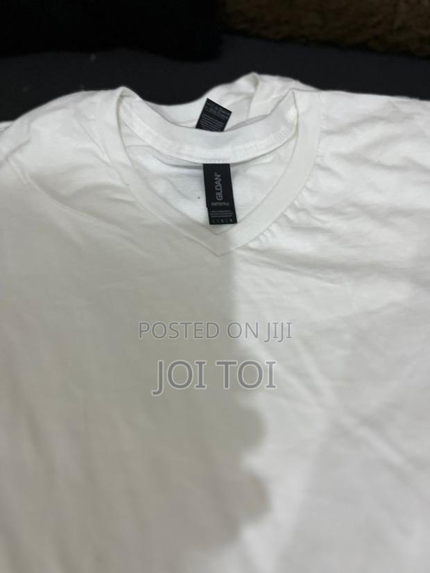 Gildan v-Neck Shirt · Photo 3