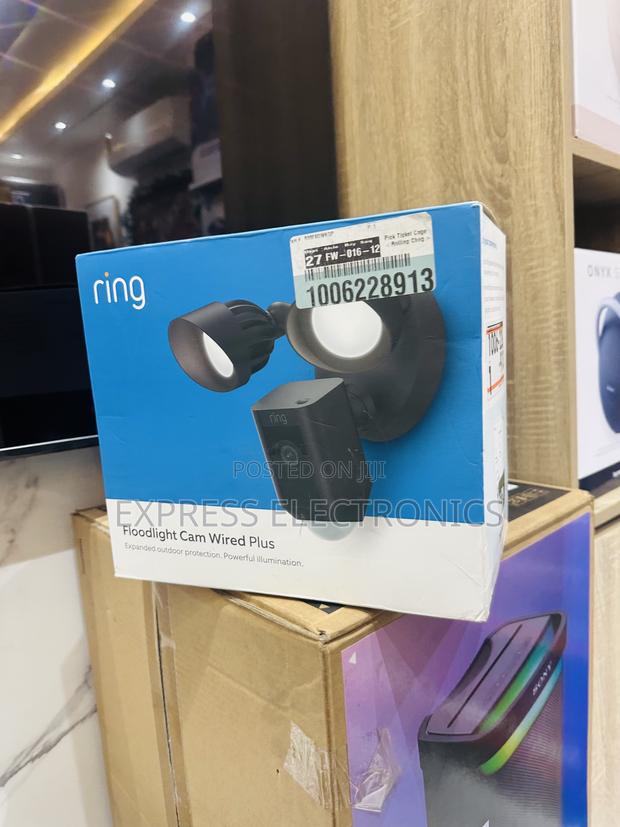 Ultra Modern Ring Floodlight Cam Wired Plus · Photo 2