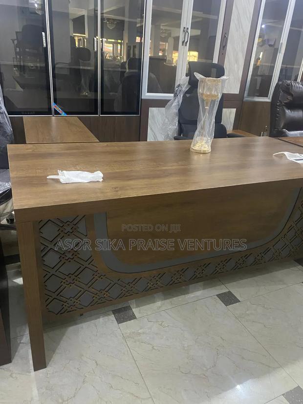 Executive Table · Photo 3
