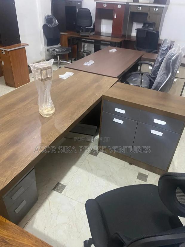 Executive Table · Photo 4