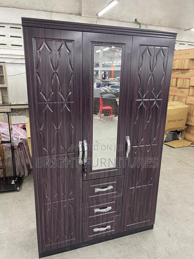 Quality Imported Three Doors Wardrobe · Photo 4