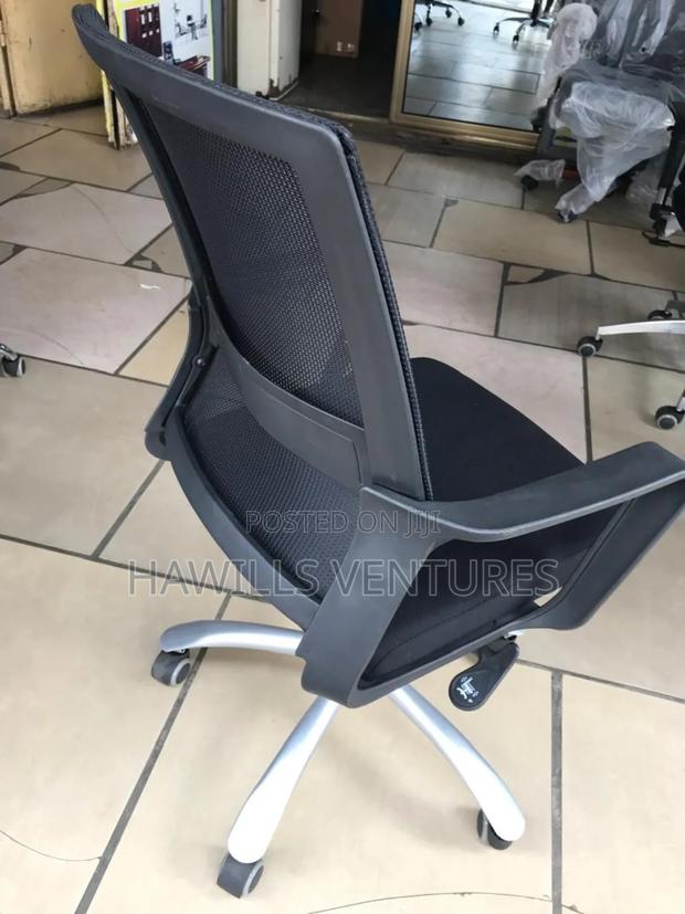 Modern Chair · Photo 3