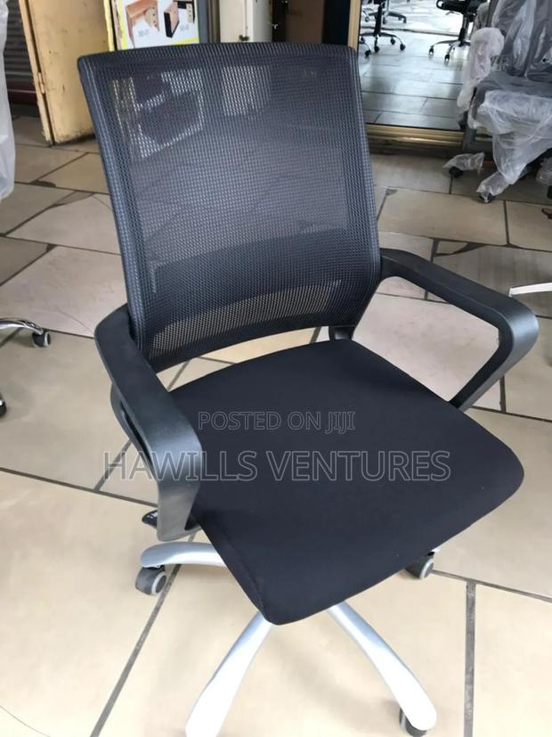 Modern Chair · Photo 4