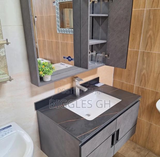 Cabinet Basin With Mirror · Photo 3
