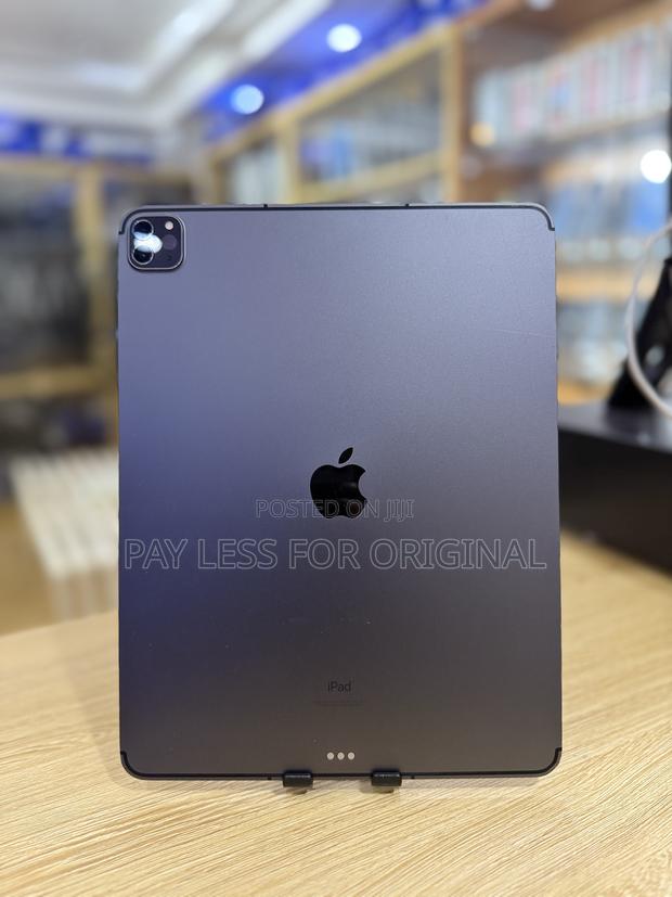 Apple iPad Pro 12.9 (2022) 128 GB Gray · Photo 4
