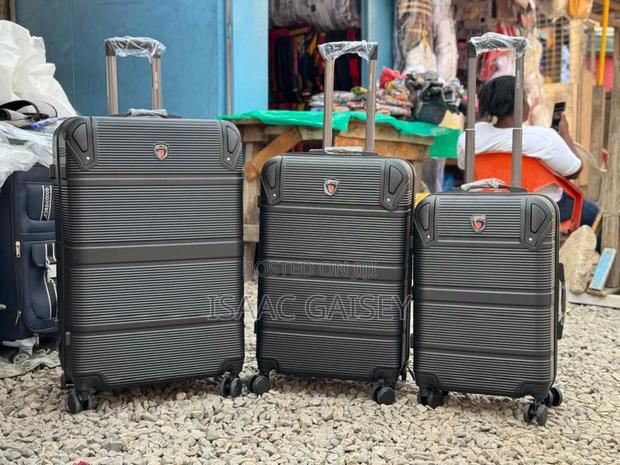 3set Quality Trolling Anticrake Luggages in Black Color · Photo 1