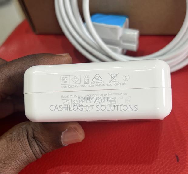 Original Macbook Type C 61watts Charger photo 3