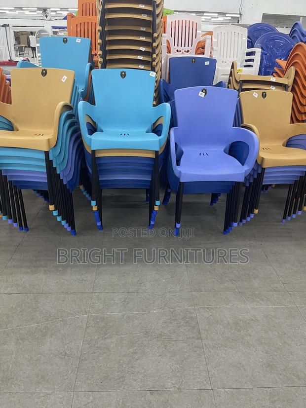 Plastic Chair · Photo 4
