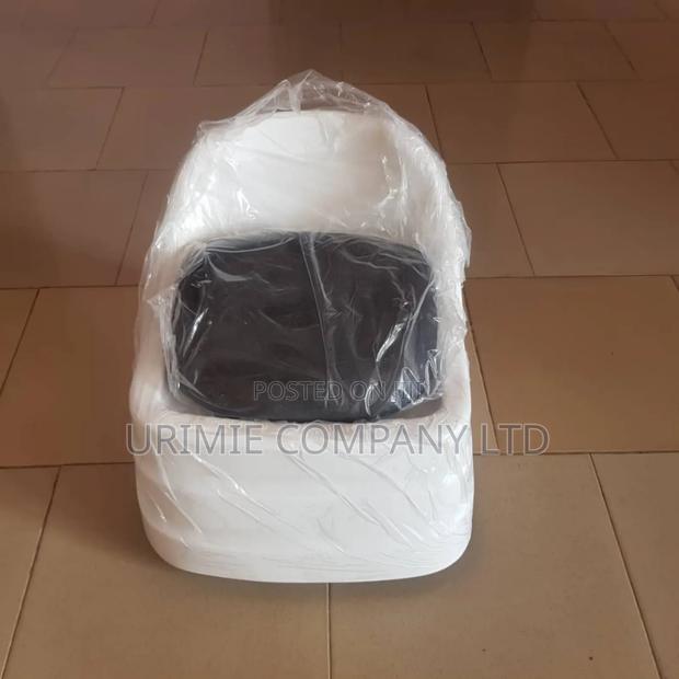 Mobile Pedicure Stool · Photo 4