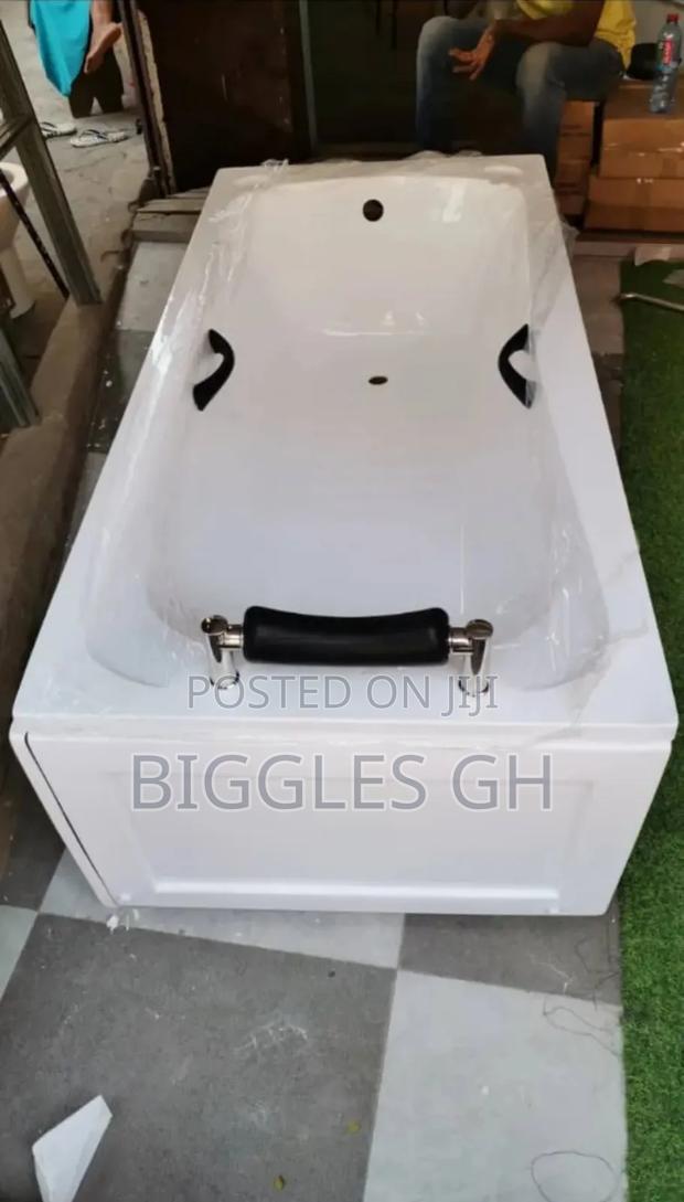 Straight Bathtub With Panel · Photo 4