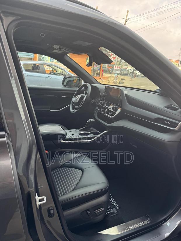 Toyota Highlander XSE AWD 2023 Gray
