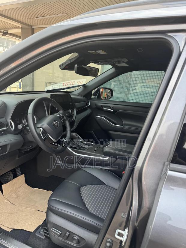 Toyota Highlander XSE AWD 2023 Gray