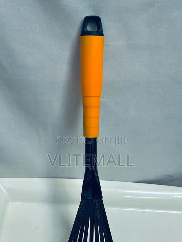 Handheld Modern Garden Rake · Photo 3