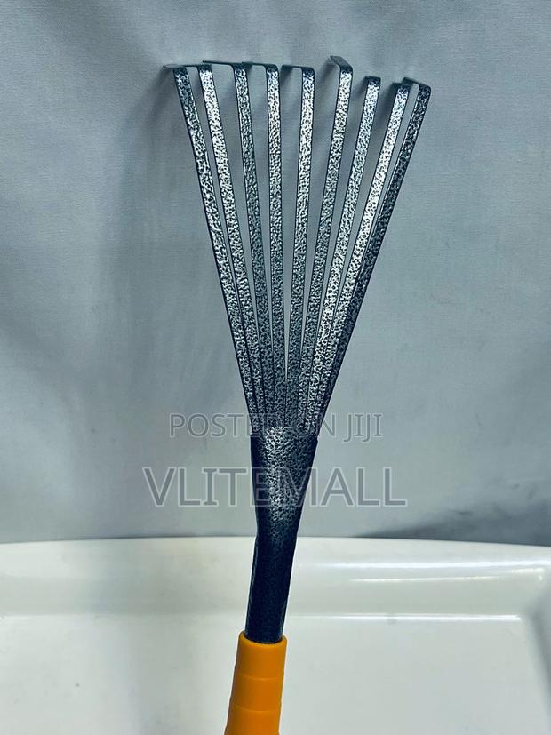 Handheld Modern Garden Rake · Photo 4