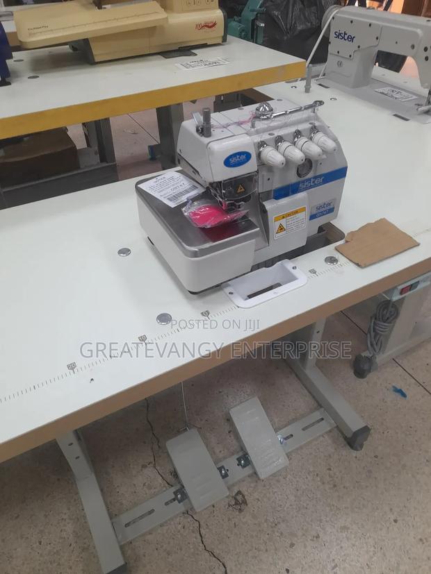 Brandnew 4 Thread Industrial Knitting Machine · Photo 3