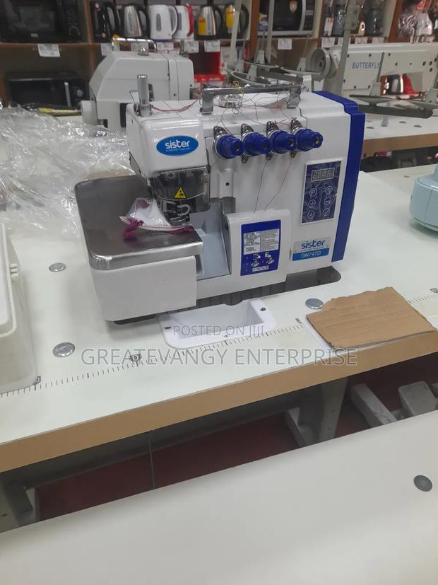 Brandnew 4 Thread Industrial Knitting Machine · Photo 4