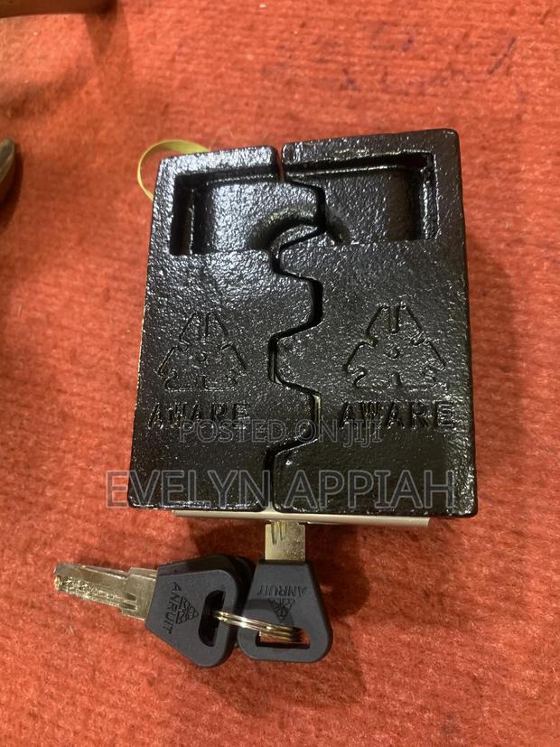 Welded Cast Iron Padlock Small Size · Photo 4