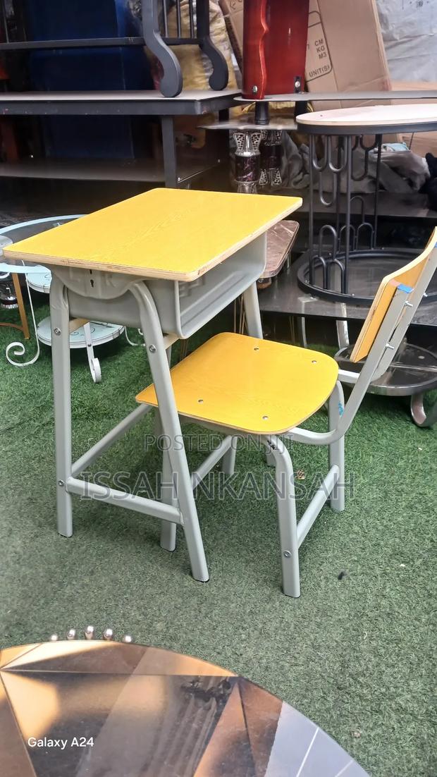 Students Table and Chair · Photo 4
