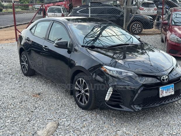 Toyota Corolla SE Special Edition 4dr Sedan (1.8L 4cyl CVT) 2017 Black photo 3