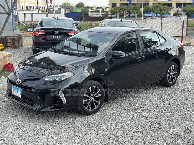Toyota Corolla SE Special Edition 4dr Sedan (1.8L 4cyl CVT) 2017 Black photo 2