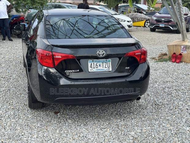 Toyota Corolla SE Special Edition 4dr Sedan (1.8L 4cyl CVT) 2017 Black photo 4