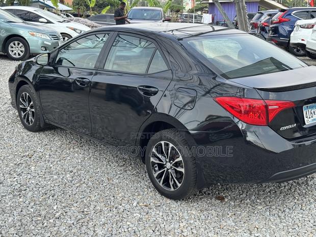 Toyota Corolla SE Special Edition 4dr Sedan (1.8L 4cyl CVT) 2017 Black photo 5