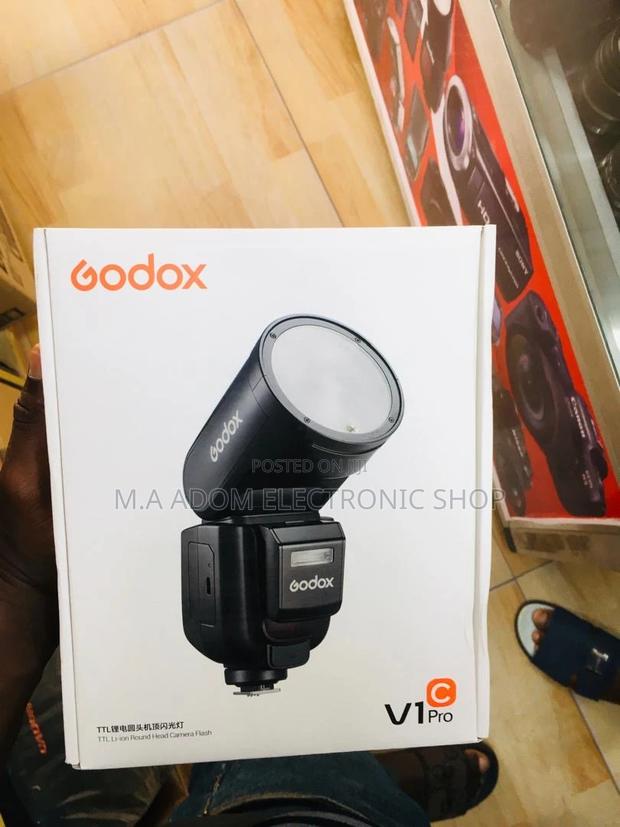Godox V1 Pro: Master Light, Capture Brilliance · Photo 2