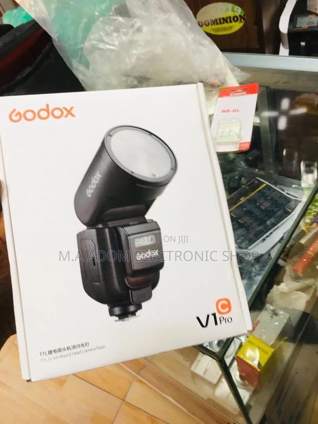 Godox V1 Pro: Perfect Light, Every Shot. · Photo 2