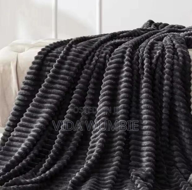 Modernized Premium Cotton Throw Blanket · Photo 2