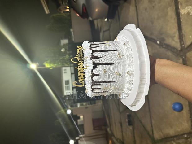 Vanilla 6 Inch Cake · Photo 2