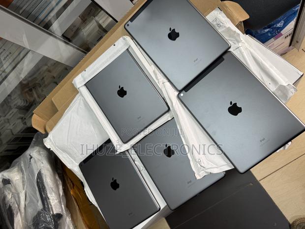 New Apple iPad 10.2 (2021) 64 GB Gray · Photo 4