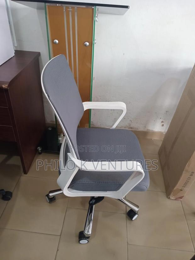 Armrest +Wheels Chair · Photo 2