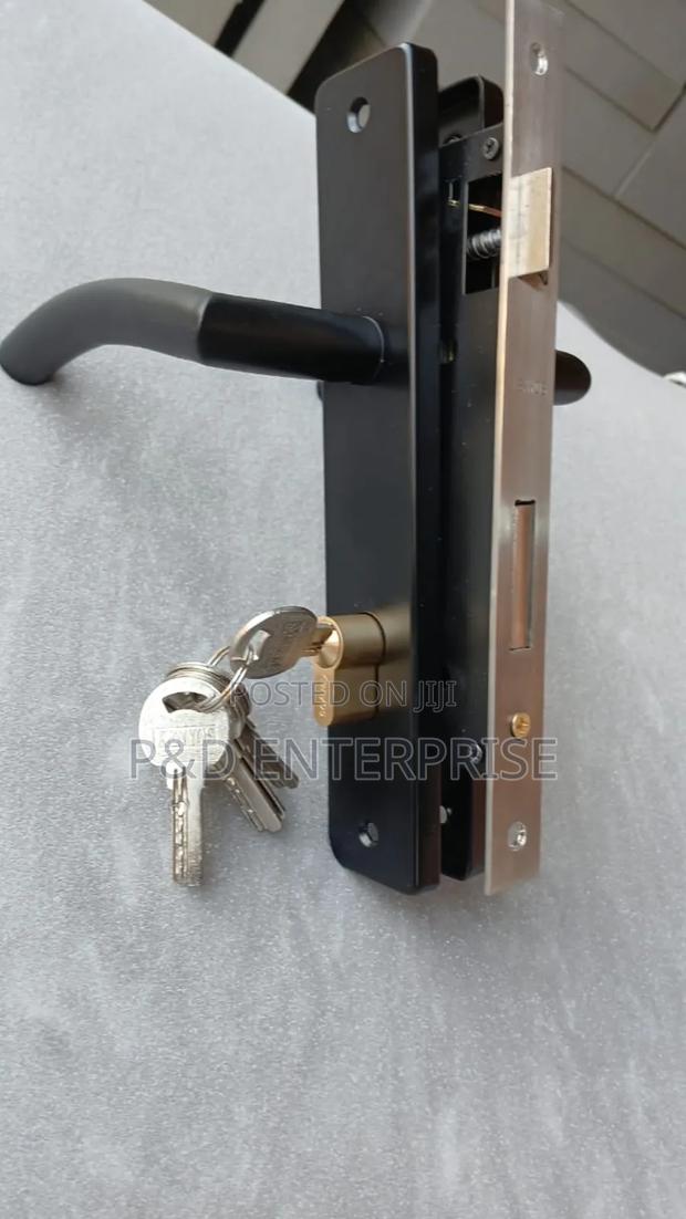 Quality Wooden Door Lock With Black Handle photo 3